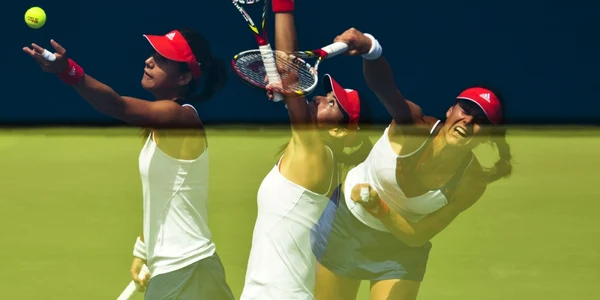 sorana carstea serveste in meciul contra lui Li Na la toronto foto reuters