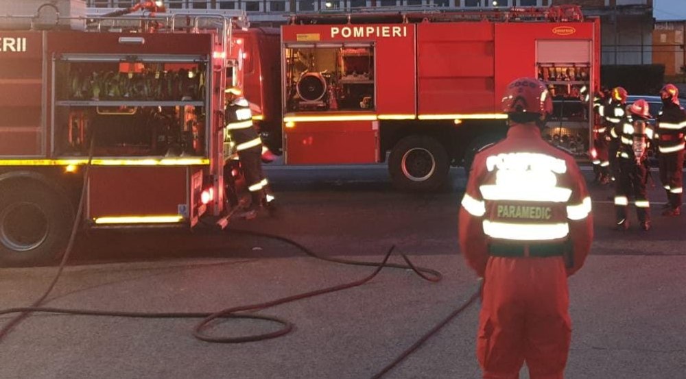 Incendiu într-un bloc din Braşov. O pensionară a avut nevoie de îngrijiri medicale