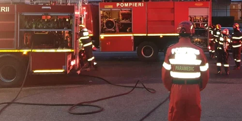 Clădire de birouri din Târgoviște, cuprinsă de flărări. FOTO ISU Dâmbovița