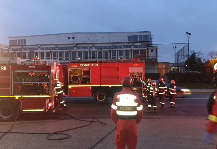 Clădire de birouri din Târgoviște, cuprinsă de flăcări. FOTO ISU Dâmbovița