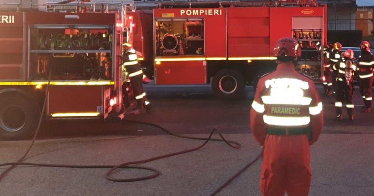 Incendiu într-un bloc din Brașov: o pensionară a fost dusă la spital.