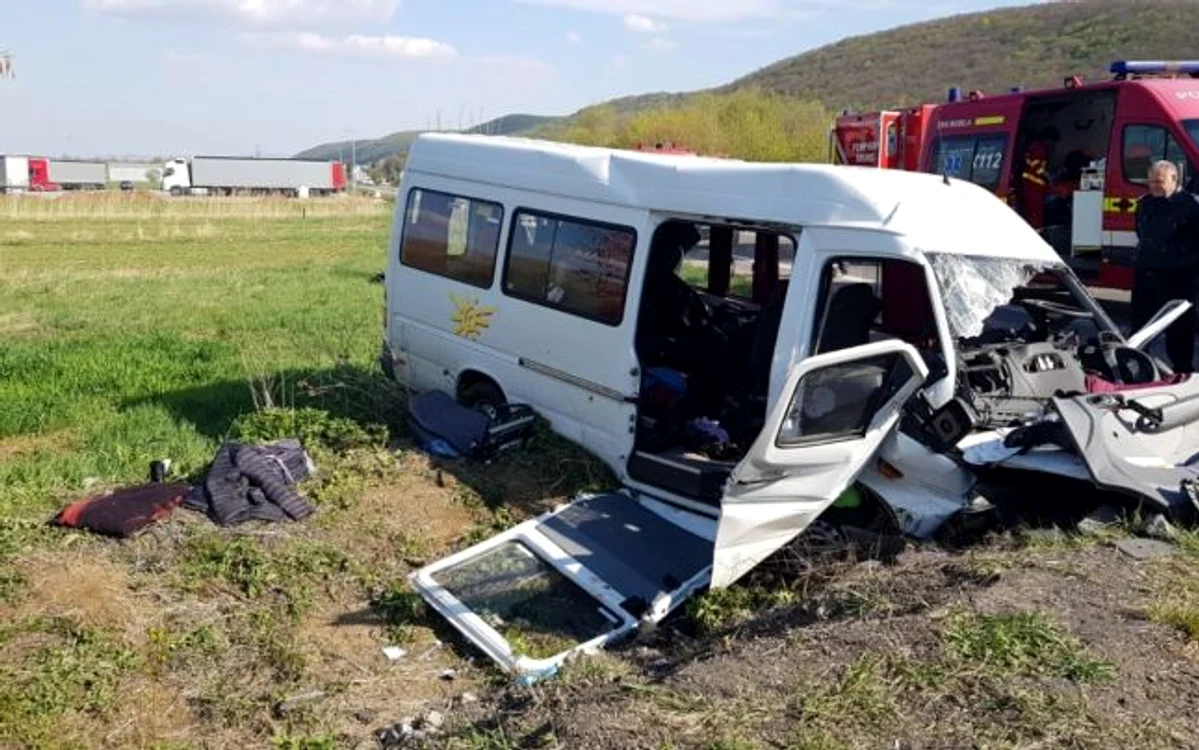 Un număr de 11 oameni, dintre care 9 copii se aflau în microbuzul răsturnat lângă Cluj. FOTO: ISU Cluj