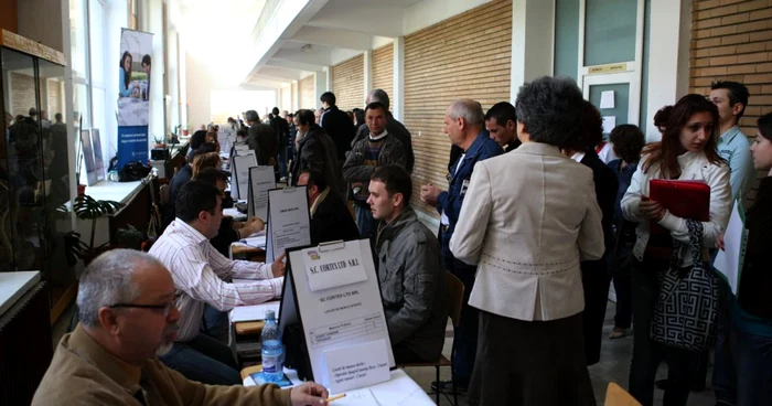 Bursele pentru locuri de muncă sunt unele din puţinele şanse ale şomerilor de a-şi găsi un job. FOTO: Adevărul