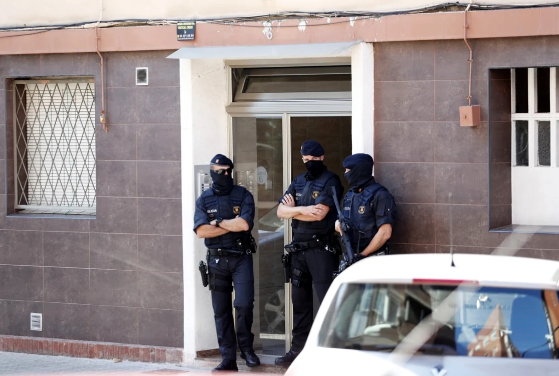 Un bărbat înarmat a atacat agenţi la un comisariat din apropiere de Barcelona Foto: EPA/EFE