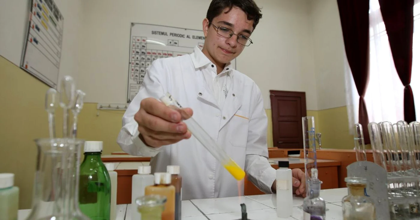 În laboratorul de chimie Victor se simte ca acasă