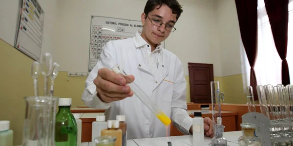 În laboratorul de chimie Victor se simte ca acasă