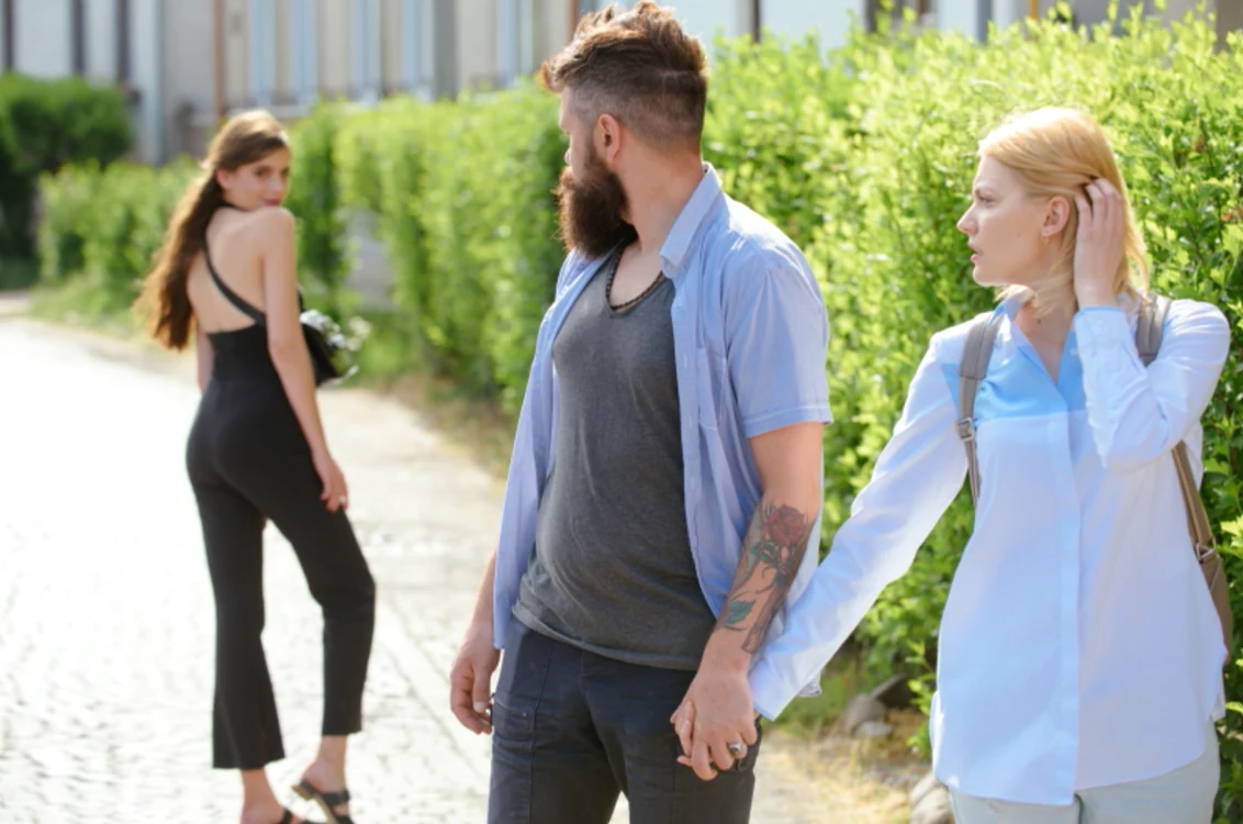 
    În momentul în care partenerul de viaţă este satisfăcut emoţional şi sexual de o altă femeie, să nu-ţi fie de mirare că nu îţi mai acordă atenţie şi este rece în prezenţa taFoto: Shutterstock  