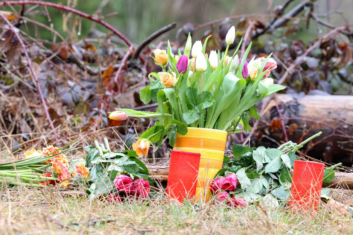 Flori la locul unde a fost găsit cadavrul fetei FOTO Profimedia