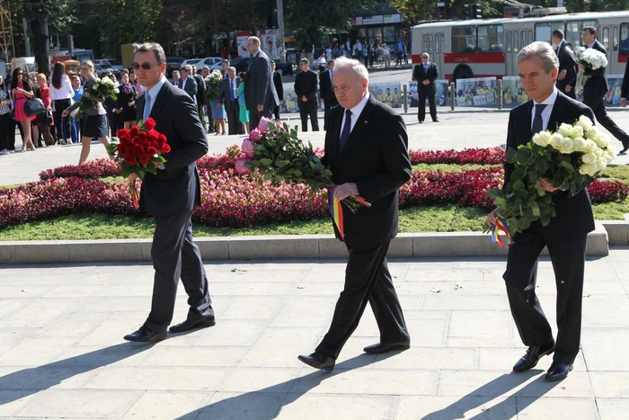 Igor Corman, Nicolae Timofti şi Iurie Leancă au depus flori la monumentul lui Ştefan cel Mare printre ultimii. FOTO: Tudor Iovu