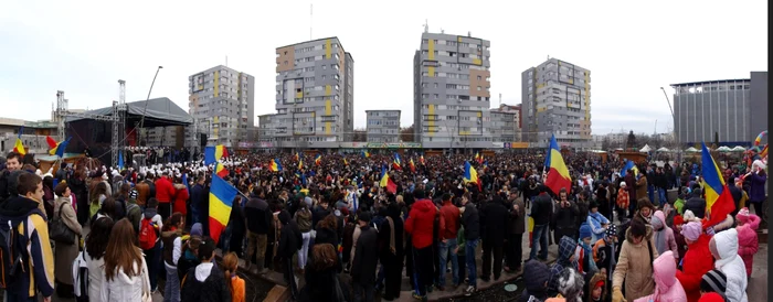 Slătinenii au fost mult mai mult decât au estimat autorităţile locale că vor participa la stabilirea recordului (Foto: Mugurel Manea)