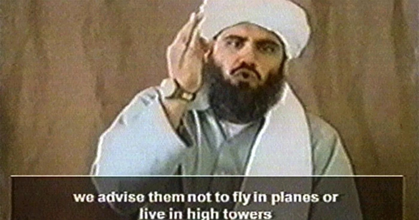 Bărbatul care se crede că ar fi Abu Ghaith şi care apare într-un videoclip din 2002 FOTO Reuters