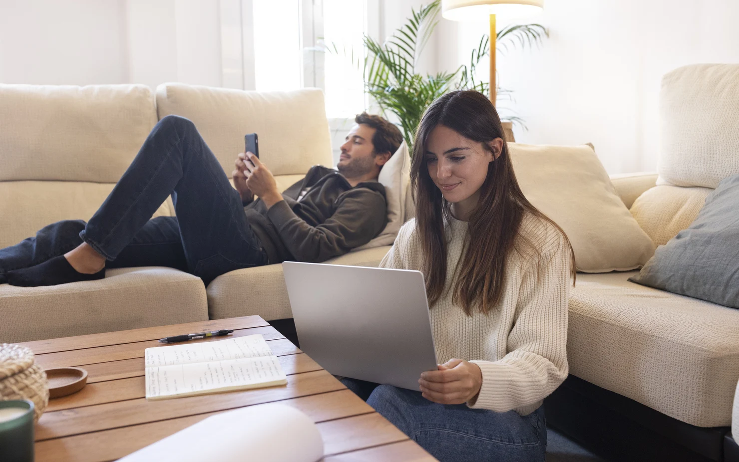 Ce îi face pe români fericiți lucrând de acasă: „La finalul programului închid laptopul și sunt fie în pat, fie ies afară”