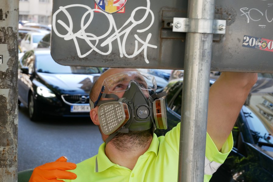 Povestea marinarului care alege să-și petreacă zilele libere curățând Bucureștiul de stickere și graffiti