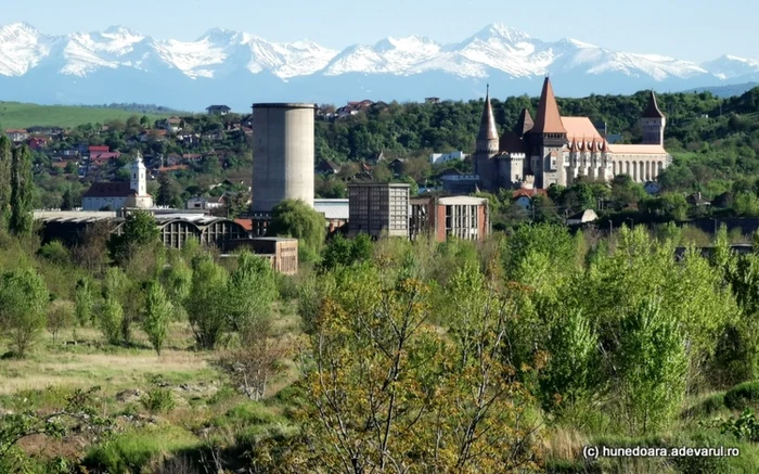 Ruinele fostului combinat din Hunedoara, acaparate de natură. FOTO: Daniel Guţă. ADEVĂRUL.