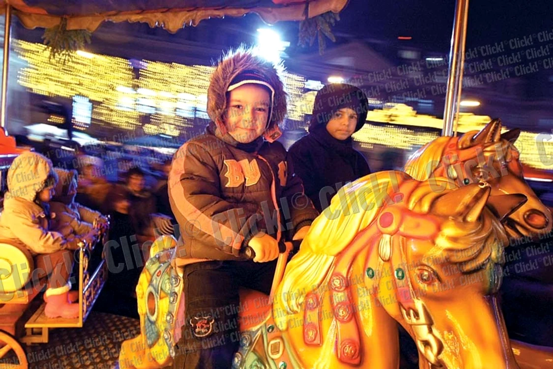 
    Micuţii s-au bucurat  cel mai tare în caruselul  cu cai înaripaţi.  O plimbare costă 5 lei (Fotografii: Dorin Constanda)  