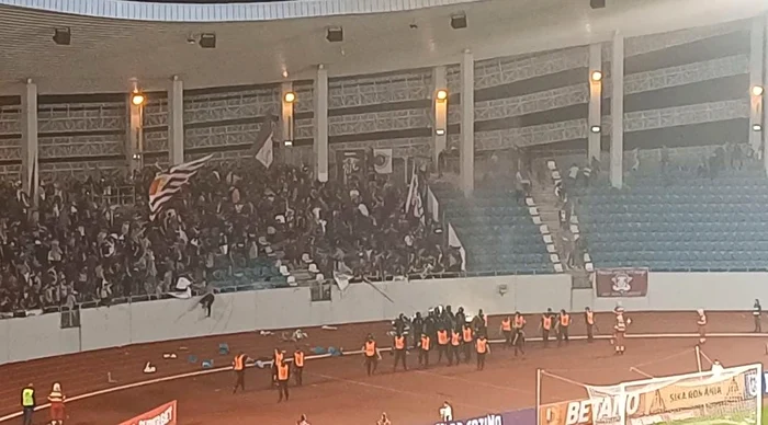 Membri din galeria echipei Rapid au rupt scaune din stadion Foto: Alin Ion