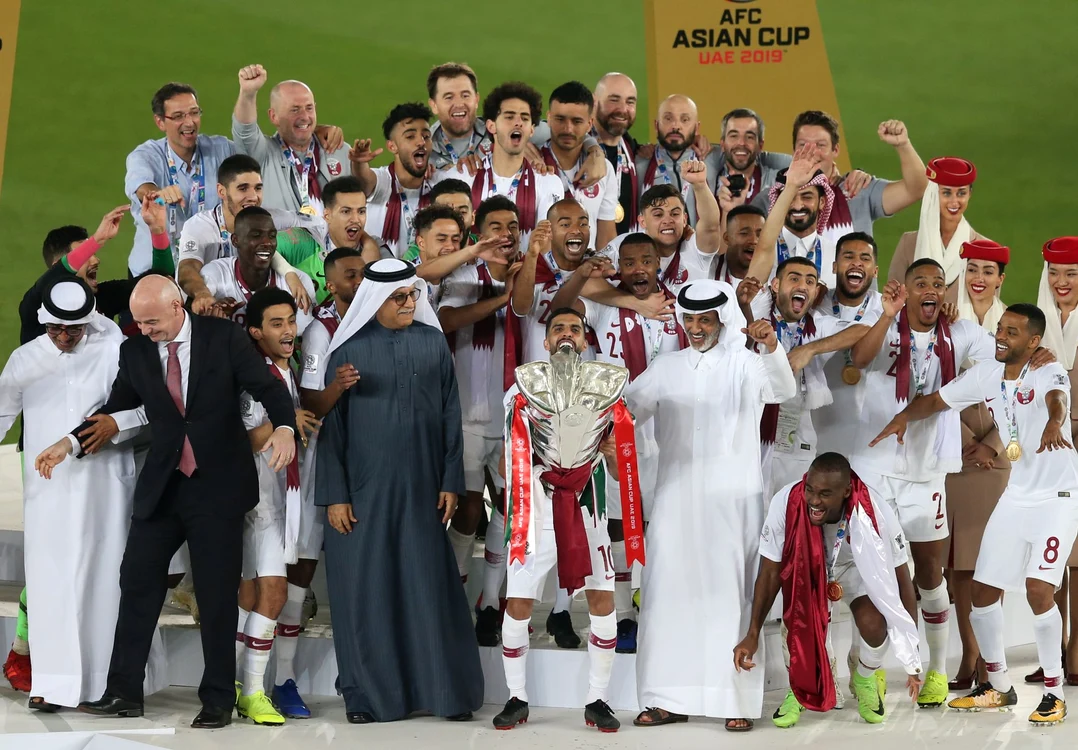 
    Șeicii au sărbătorit împreună cu fotbaliștii din Qatar cucerirea titlului FOTO: EPA  