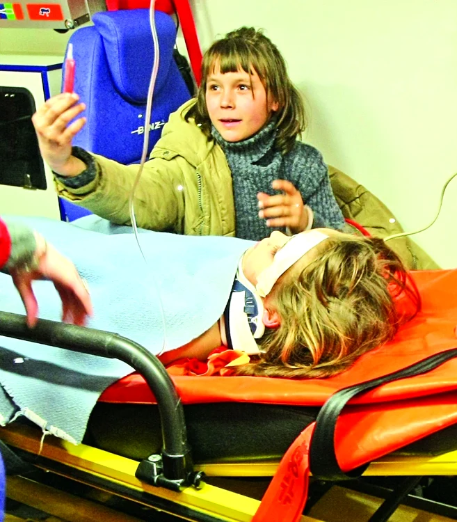 Diana (12 ani) şi Anişoara (10 ani)