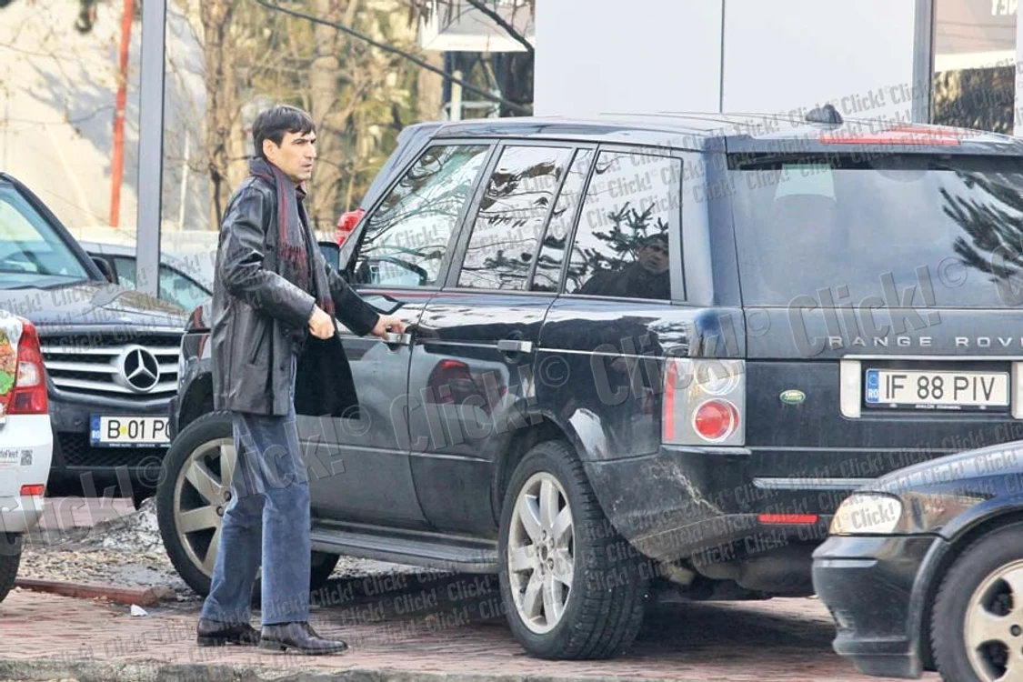 După ce s-a despărţit de  Contra şi de Roşu, Piţurcă a  plecat îngândurat cu maşina (Fotografii: brigada diverse)