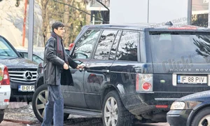 După ce s a despărţit de  Contra şi de Roşu, Piţurcă a  plecat îngândurat cu maşina (Fotografii: brigada diverse) jpeg