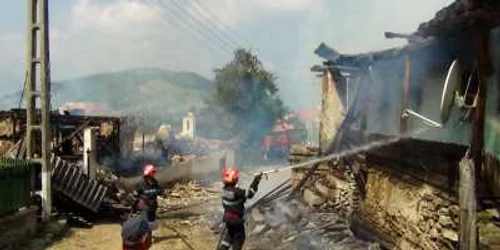 Trei gospodarii mistuite de flăcări în comuna vâlceană Perişani
