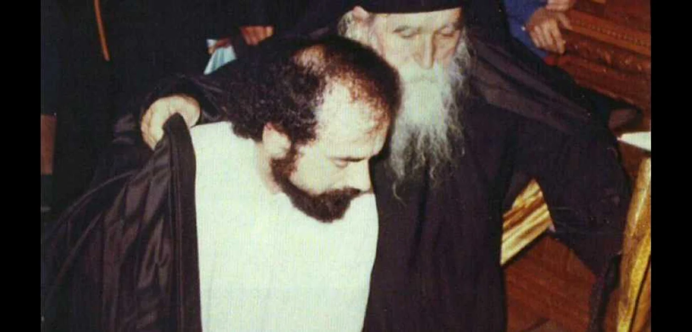 Fotografie din 6 august 1987, cu Dan Ilie Ciobotea la intrarea în viaţa monahală, alături de naşul său de călugarie, părintele arhimandrit Ilie Cleopa FOTO ganduridinierusalim.com