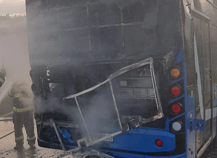 Autobuzul electric, distrus de un incendiu FOTO: ISU Brăila
