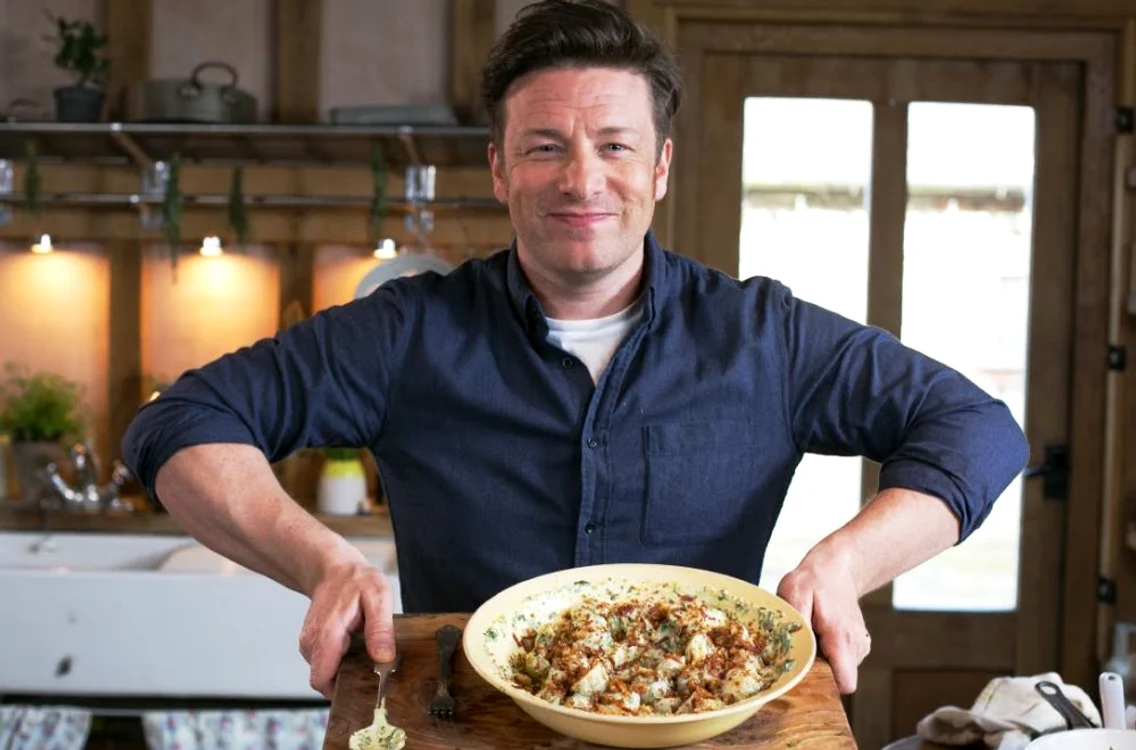 Jamie Oliver, alarmat de extinderea unei tabere de migranți din apropierea casei sale