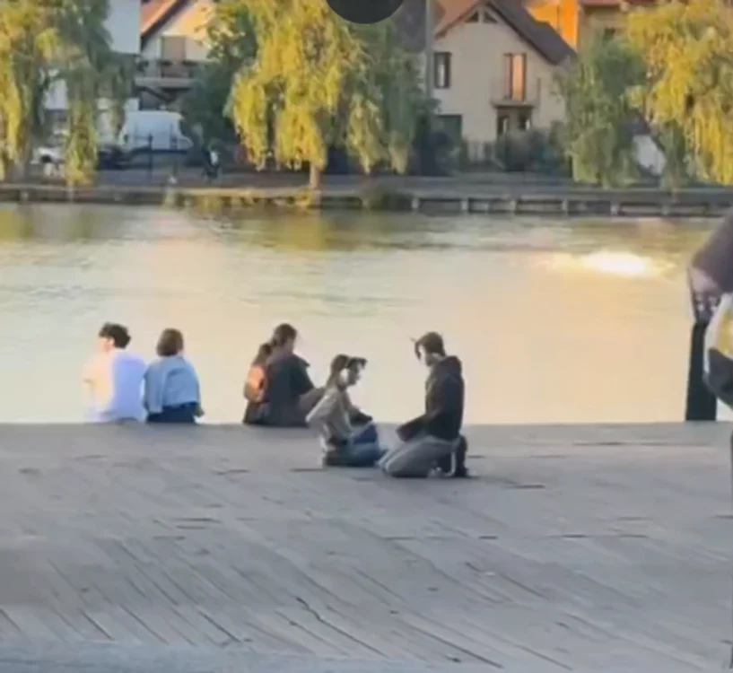 Doi tineri costumați în animale au stârnit dezbateri aprinse pe Reddit / FOTO: Captură video