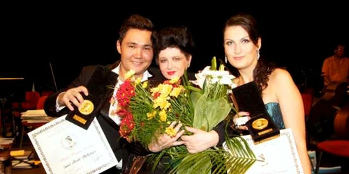 Laureaţii Marelui Premiu Darclée 2012: soprana Adela Zaharia din România şi tenorul Medet Chotabaev din Kazakhstan, împreună cu Mariana Nicolesco