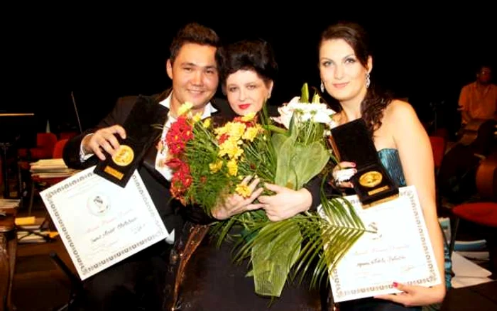 Laureaţii Marelui Premiu Darclée 2012: soprana Adela Zaharia din România şi tenorul Medet Chotabaev din Kazakhstan, împreună cu Mariana Nicolesco