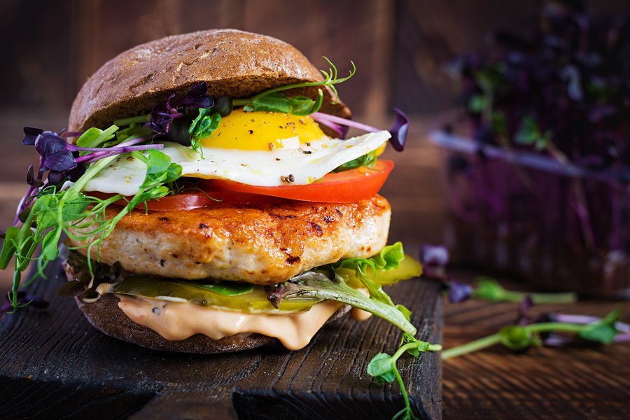 De ce unii bărbați fug de mâncarea vegetariană. Legătura surprinzătoare dintre carne, masculinitate și prejudecăți