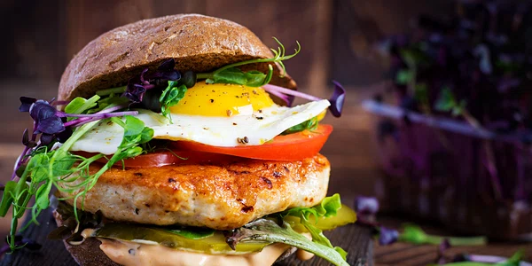7 burger de pui shutterstock 1912933957 jpg jpeg