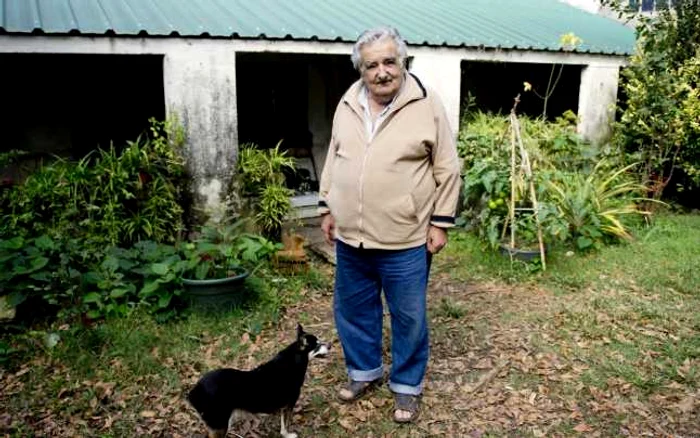 Jose Mujica nu foloseşte o reşedinţă prezidenţială, ci stă în curtea sa, cu o casă simplă, şi face agricultură de subzistenţă