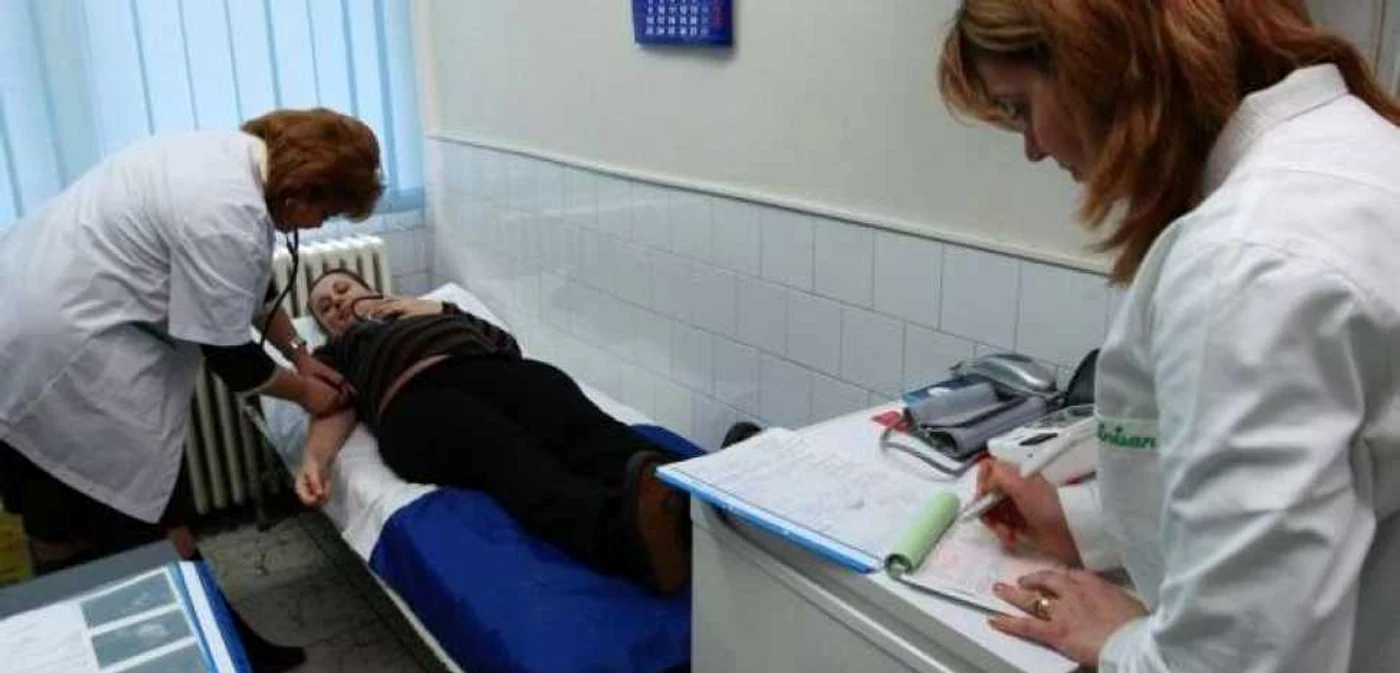 Medicii supraveghează bolnavii şi vaccinează contacţii (foto arhivă)
