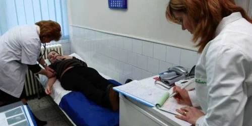 Medicii supraveghează bolnavii şi vaccinează contacţii (foto arhivă)