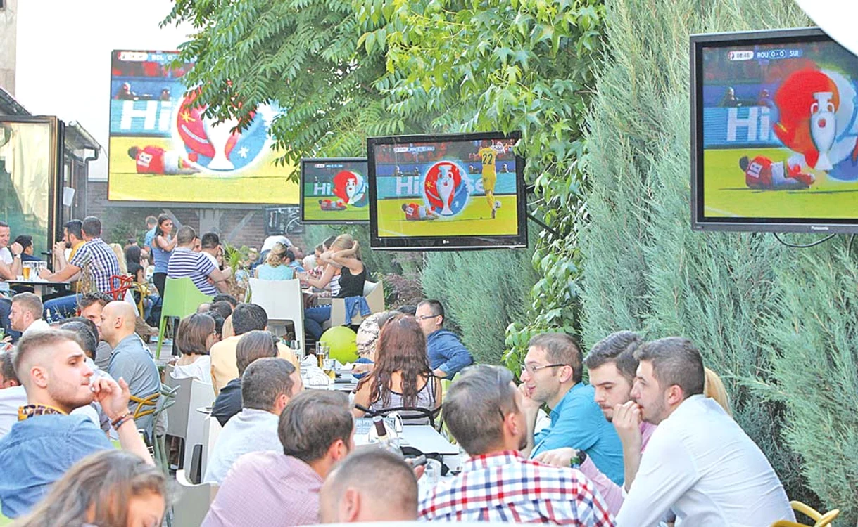 Bucureştenii s-au strâns la terasele din Centrul Vechi