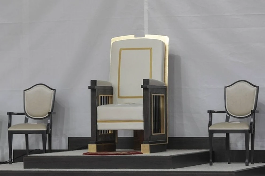 tronul arhieresc pentru papa francisc de la blaj foto inquam photos octav ganea