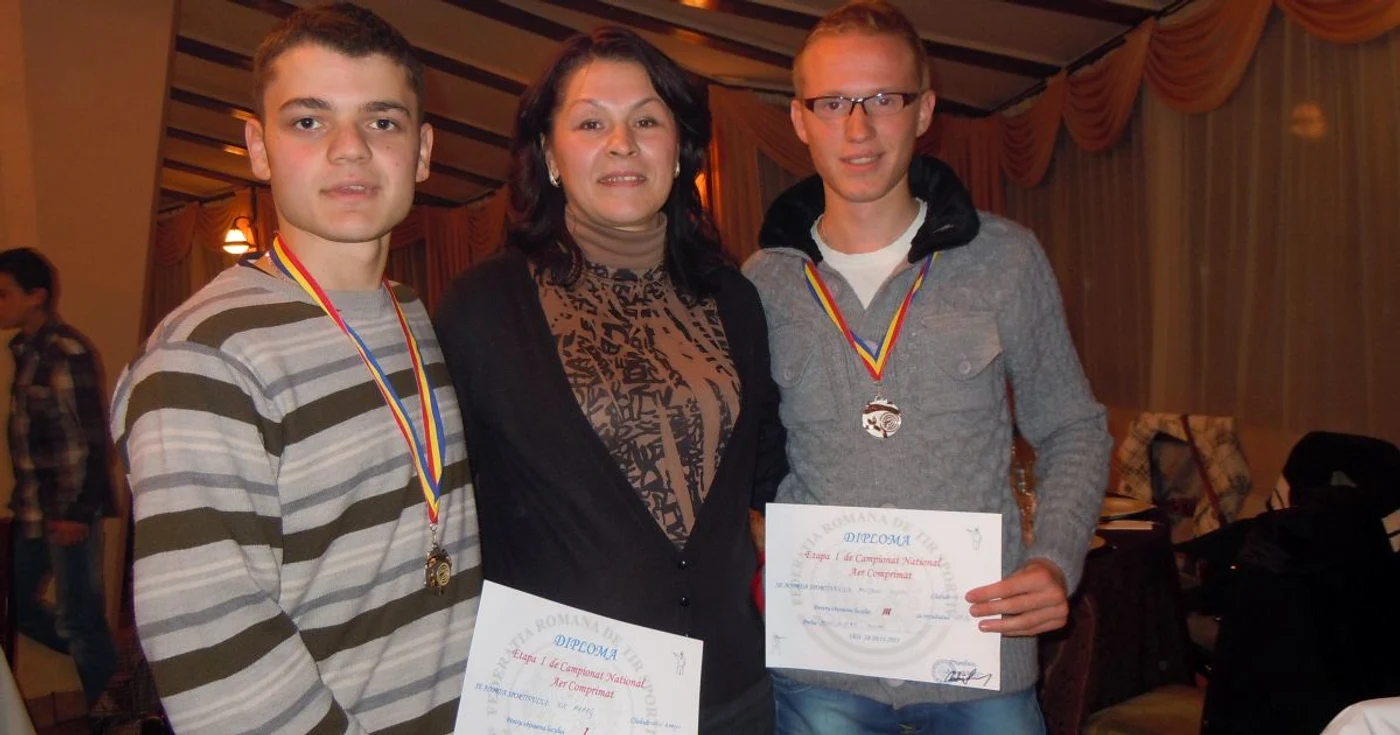 Reareş Ion şi Costin Moişanu, alături de antrenoarea lor Cristina Bălan. Foto: CSU Braşov