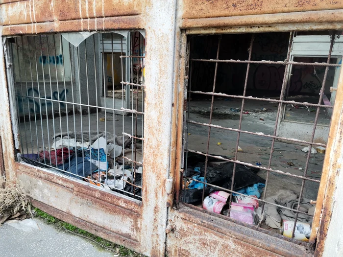 Imobilele abandonate din Slatina au devenit adăpost pentru cei fără casă FOTO: Alina Mitran