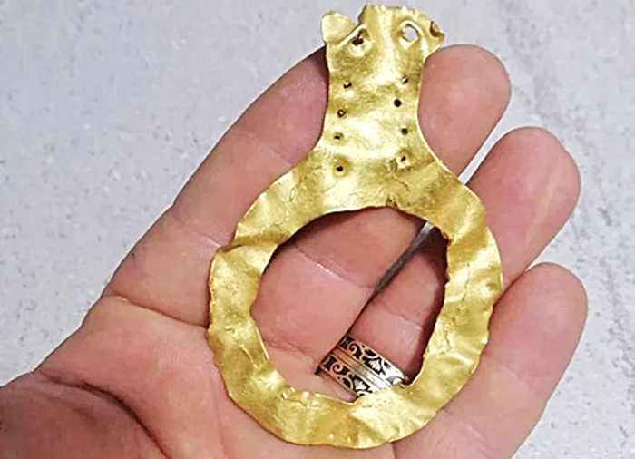 Obiectul de aur  a aprins imaginaţia  căutătorilor  de comori