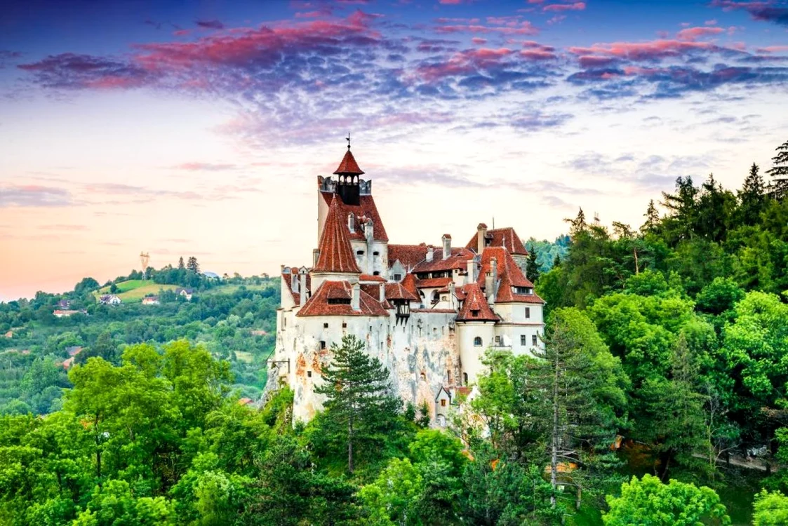 Singurul român care va participa la petrecerea miliardarilor de la Castelul Bran