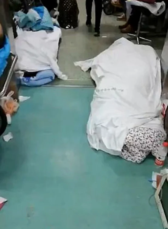 Cadavrele sunt lăsate pe holurile spitalului
