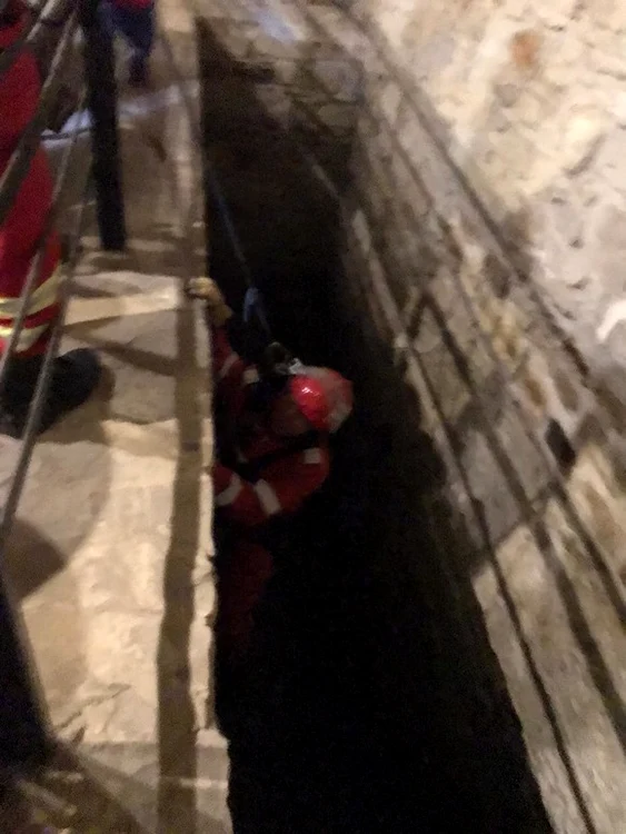 Salvatorii s-au pregătit pentru salvarea pisicii la fel ca pentru orice misiune complicatăFoto: facebook Casa lui Patrocle