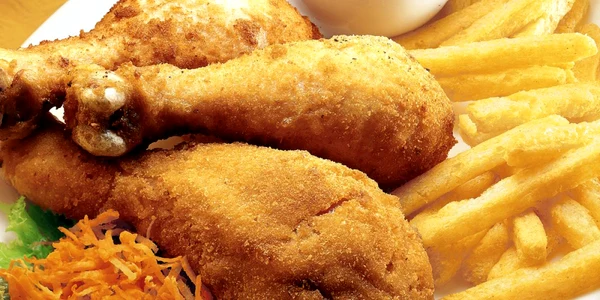 fast food - cartofi prajiti - pui FOTO Shutterstock