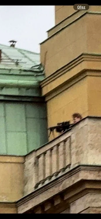 Imagine cu presupusul atacator de la Universitatea din Praga FOTO War Reports via Twitter