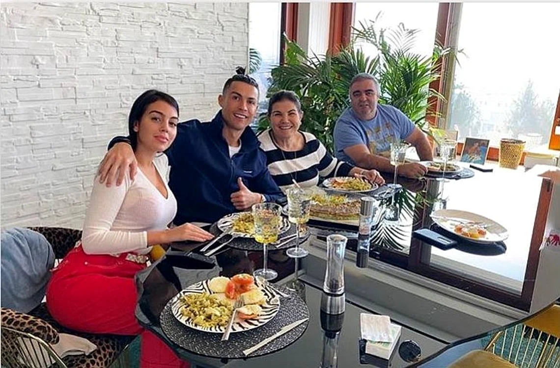 
    Cristiano Ronaldo se află alături de mama și de familia sa, în PortugaliaFoto: Instagram/CristianoRonaldo  
