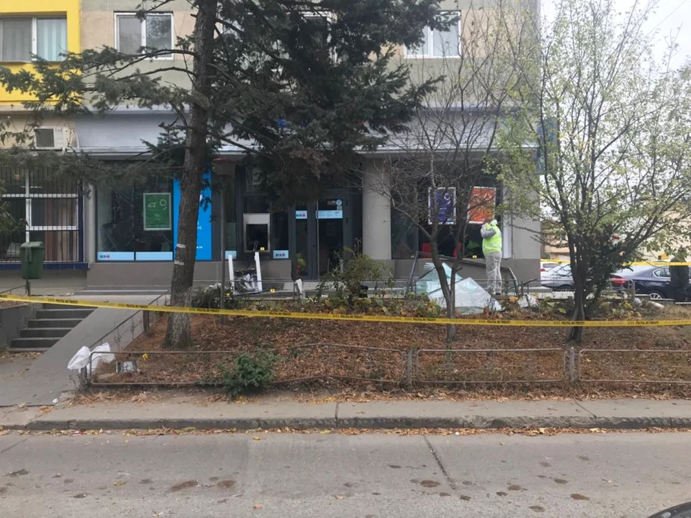 Hoţii au reuşit doar să distrugă sediul băncii FOTO IPJ Giurgiu
