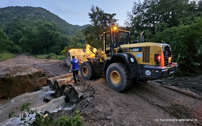Lucrări la podețul de la Ulm, luat de ape. Foto: Daniel Guță. ADEVĂRUL