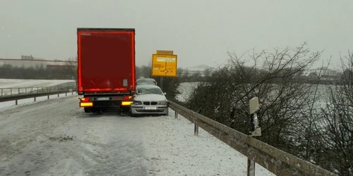 BMW prins de un TIR pe un drum din Germania FOTO www1.wdr.de